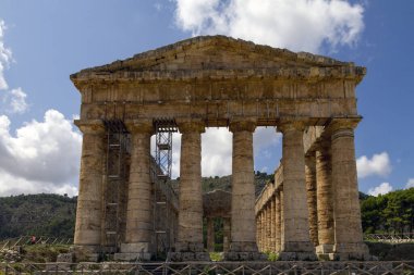 Eski taş tapınak ve doğa kalıntıları, İtalya 'nın Sicilya kentindeki tepedeki Segesta kasabasından manzara..