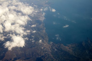 Bulutlarla kaplı dağlarda uçaktan hava manzarası