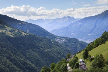 Yazın İsviçre Alpleri manzarası