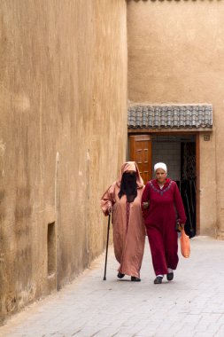Fas 'ta sokakta yürüyen yerli kadınlar.