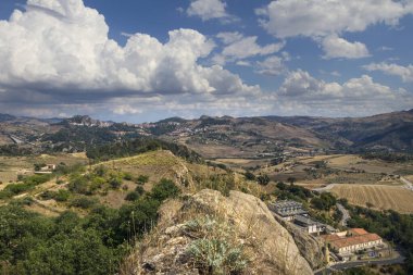 İtalya 'nın Sicilya kentindeki Segesta Tepesi.