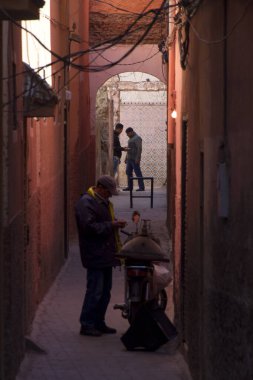 Fas 'ta dar sokaklarda yürüyen insanlar.