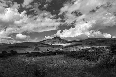 İtalya 'nın tepe manzarası. İtalyan doğası.