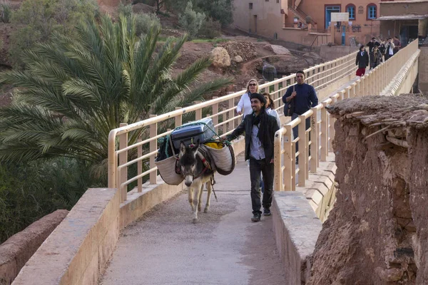 Touristen Auf Einer Brücke Marokko — Stockfoto