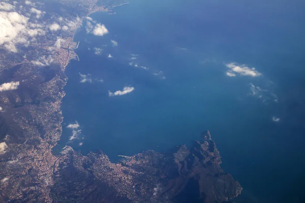 Bulutlarla Kaplı Dağlarda Uçaktan Hava Manzarası — Stok fotoğraf