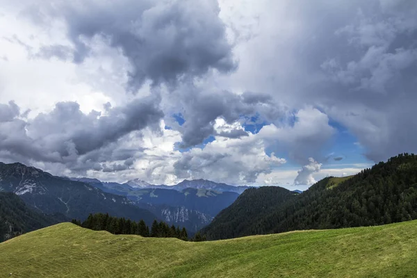 Krajobraz Alp Szwajcarskich Lecie — Zdjęcie stockowe