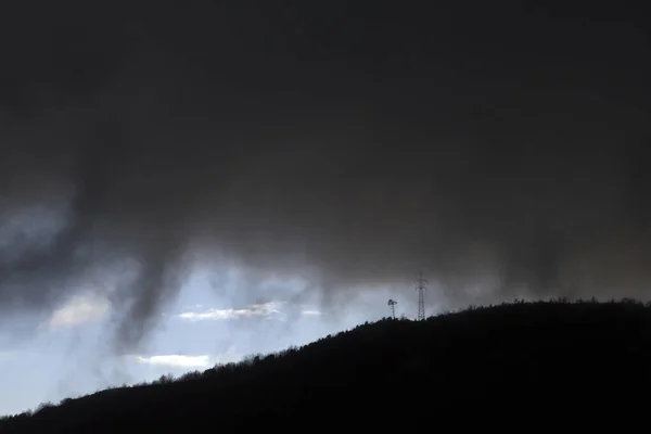 Dunkle Regenwolken Über Hügel — Stockfoto