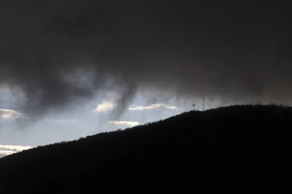 Dunkle Regenwolken Über Hügel — Stockfoto