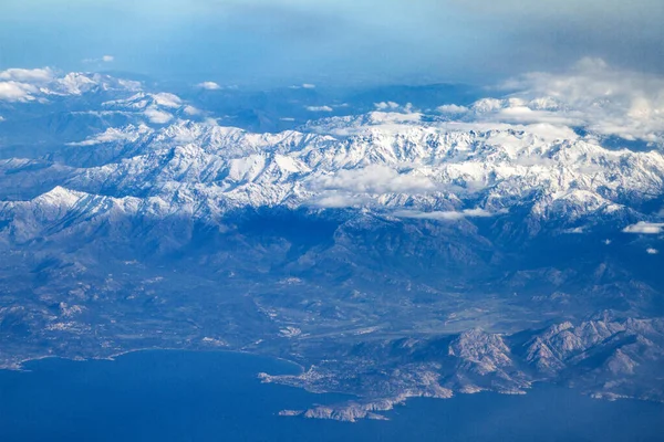 Aerial View Plane Mountains Covered Clouds — ストック写真