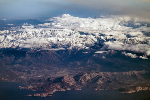 Luchtzicht Vanuit Het Vliegtuig Bergen Bedekt Met Wolken — Stockfoto