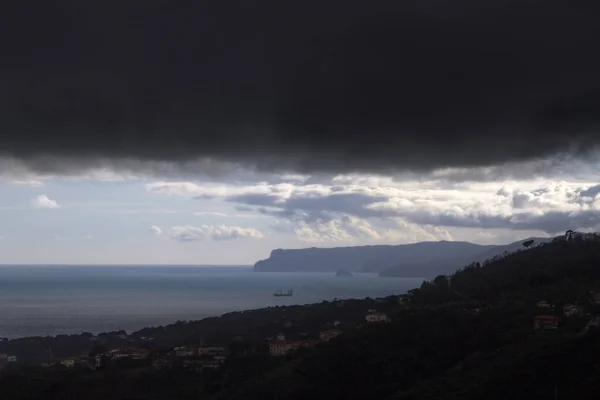 Nuvens Chuva Escura Acima Colina — Fotografia de Stock