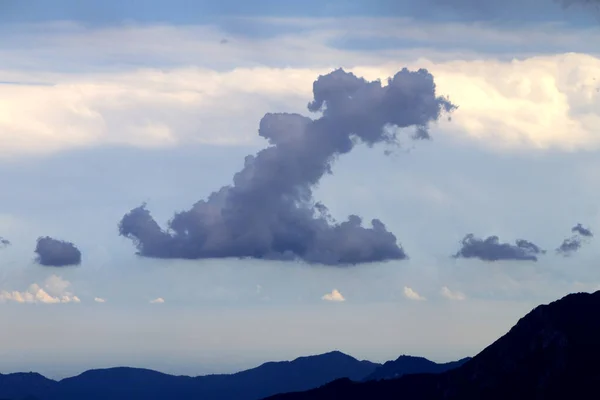 Erstaunliche Wolkenlandschaft Abend — Stockfoto