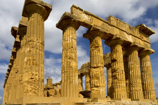 Starověké Zříceniny Kamenného Chrámu Přírody Pohled Vrcholu Kopce Města Segesta — Stock fotografie