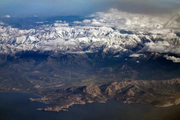 Luftaufnahme Aus Dem Flugzeug Auf Wolkenverhangene Berge — Stockfoto