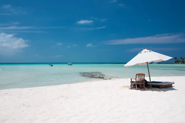 Sunny Summer Morning Beautiful White Sand Beach Chaise Lounge Umbrella — Foto de Stock