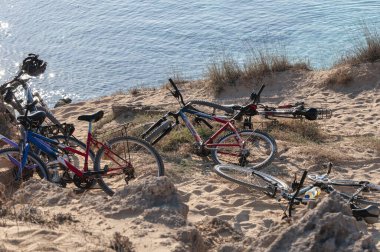 Kruvazör Bisikletleri Grubu Akdeniz, İspanya 'da Sunset, Formentera Adası' nda bir kum tepeciğinde sahile park etti.