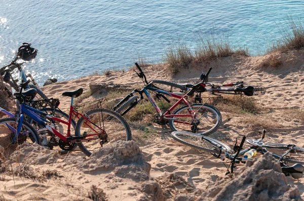 Groep Cruiser Fietsen Geparkeerd Het Strand Een Zandduin Bij Zonsondergang — Stockfoto