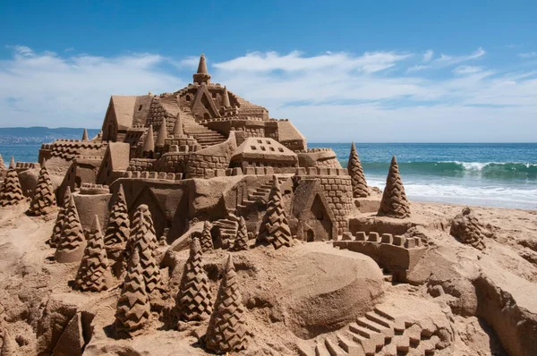 Reaaca, Şili 'de kumdan bir sahilde. Pasifik Okyanusu kıyısındaki Şili sahilindeki kum kalesi. Yatay Yönlendirmeli Fotoğraf