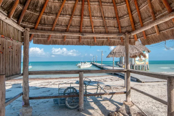 Strandhütte Vor Der Seebrücke Typisches Fahrrad Der Insel Holbox Mexiko — Stockfoto