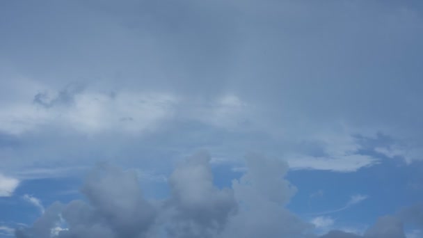 Níveis Nuvens Brancas Amando Direções Opostas Através Céu Azul Verão — Vídeo de Stock
