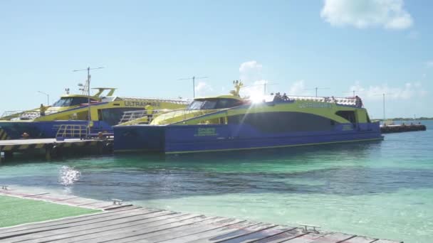 Veerboot Vanaf Houten Pier Van Isla Mujeres Mexico Snelle Passagiersschepen — Stockvideo