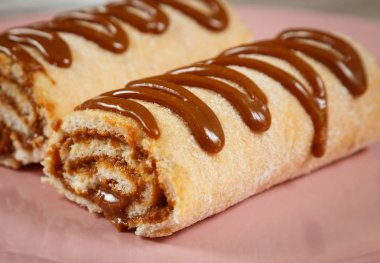 İki kek krem bir tepside ile