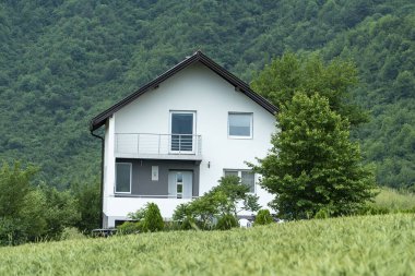 Doğanın arka planında modern evin güzel manzarası