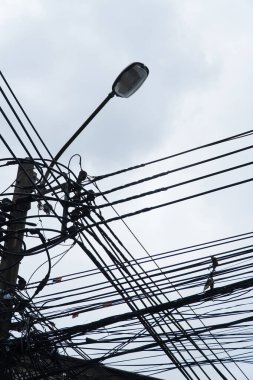 Elektrik kabloları, elektrik hatları ve mavi gökyüzü