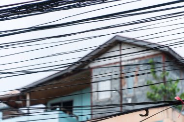 Eski ahşap ev ve mavi gökyüzü