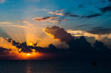 Sahilde gün doğumu ve doğa arka planında bulutlar