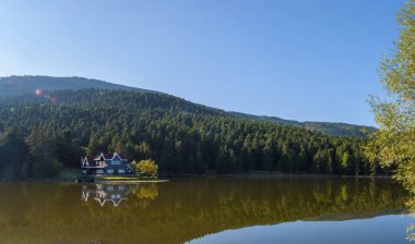 Gölün üstünden doğa arka planındaki dağların manzarası