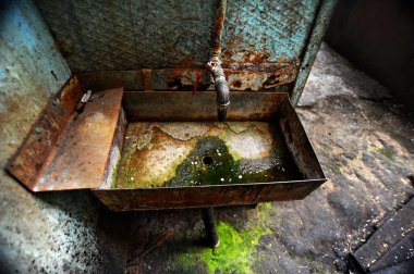 Arka plandaki pis lavaboyu kapat.