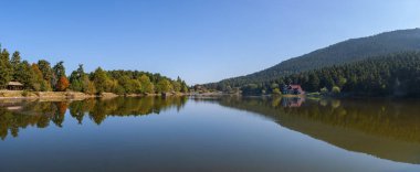 Dağlarda güzel bir göl doğanın arka planında