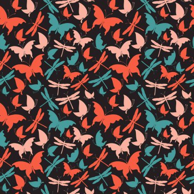 Pembe kalp, kelebekler, sevgililer kartı vektör illüstrasyon dikişsiz desen