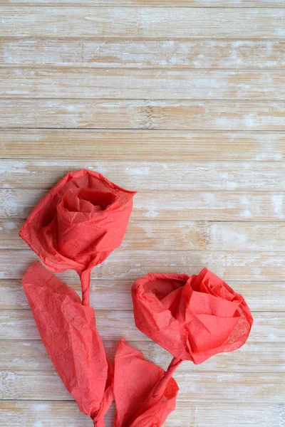 Δύο Κόκκινα Τριαντάφυλλα Φτιαγμένα Από Χαρτοπετσέτες Τραπεζιού Τοποθετημένες Φόντο Τραπεζιού — Φωτογραφία Αρχείου