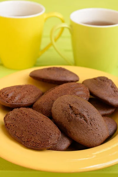 Madeleines Chocolat Dans Une Assiette Jaune Une Tasse Verte Une — Photo