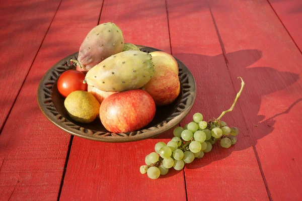 Fruits Prickly Pears Apples Pears Tomato Brown Plate Placed Red — Stock Photo, Image