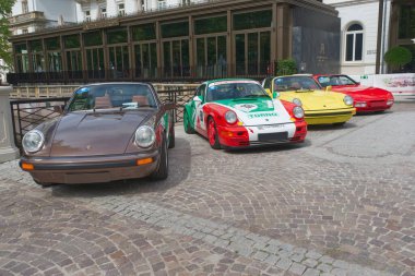 Porsche arabaları. Soldan sağa: Bir Porsche 911SC Targa 1979. Porsche 911 1990. Porsche 911 Targa 1977. Porsche 944 S 1991 Uluslararası Oldtimer Toplantısı 2025, Baden-Baden, Almanya.
