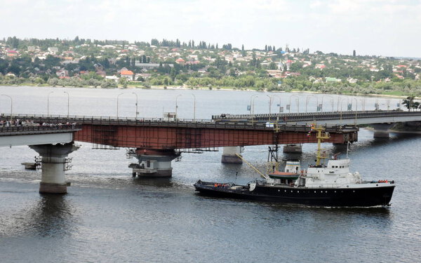 Passing of Varvarovskiy Bridge