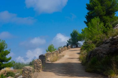 Benizar 800 metre yüksekliğinde bir köydür. İnanılmaz tipik bir mutfağı ve harika manzarası var. Murcia (İspanya), İspanya 'nın Moratalla ilçesine bağlı bir şehirdir.)