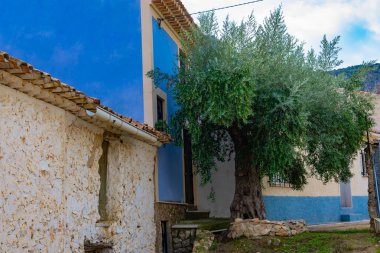 Benizar 800 metre yüksekliğinde bir köydür. İnanılmaz tipik bir mutfağı ve harika manzarası var. Murcia (İspanya), İspanya 'nın Moratalla ilçesine bağlı bir şehirdir.)