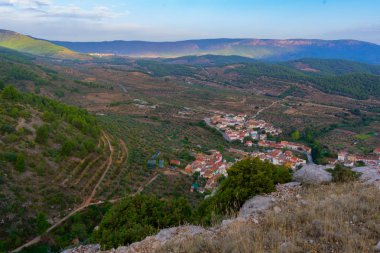 Benizar 800 metre yüksekliğinde bir köydür. İnanılmaz tipik bir mutfağı ve harika manzarası var. Murcia (İspanya), İspanya 'nın Moratalla ilçesine bağlı bir şehirdir.)