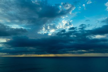 Benidorm 'da Bulutlu Gökyüzü, Alicante (İspanya)