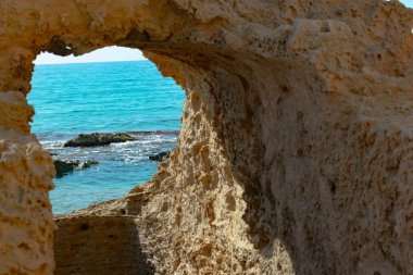 Kraliçenin hamamı, antik çağlardaki soyluların şu anda turistler için ücretsiz banyo yaptıkları bir havuz şeklinde arkeolojik kalıntılardır.