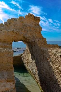 Kraliçenin hamamı, antik çağlardaki soyluların şu anda turistler için ücretsiz banyo yaptıkları bir havuz şeklinde arkeolojik kalıntılardır.