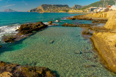 Kraliçenin hamamı, antik çağlardaki soyluların şu anda turistler için ücretsiz banyo yaptıkları bir havuz şeklinde arkeolojik kalıntılardır.