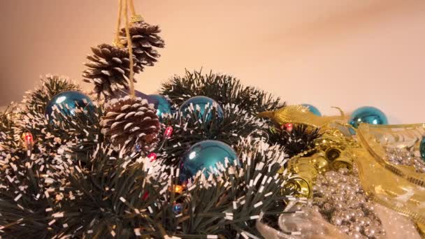이곳에서는 파란색 파란색 크리스마스 눈내리는 크리스마스 나무인 갈랜드를 수있다 — 비디오