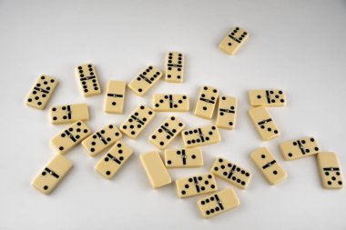 Beyaz arkaplanda domino
