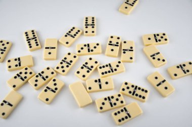Beyaz arkaplanda domino