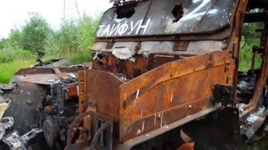 Rus ordusunun imha edilmiş askeri teçhizatlarının sergilenmesi. Ukrayna bölgesinde paslı ve yanmış zırhlı araçlar. Ukrayna ve Rusya arasındaki savaş. Yavaşla.